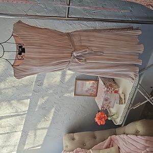 DKNY feminine dress. Size 8.